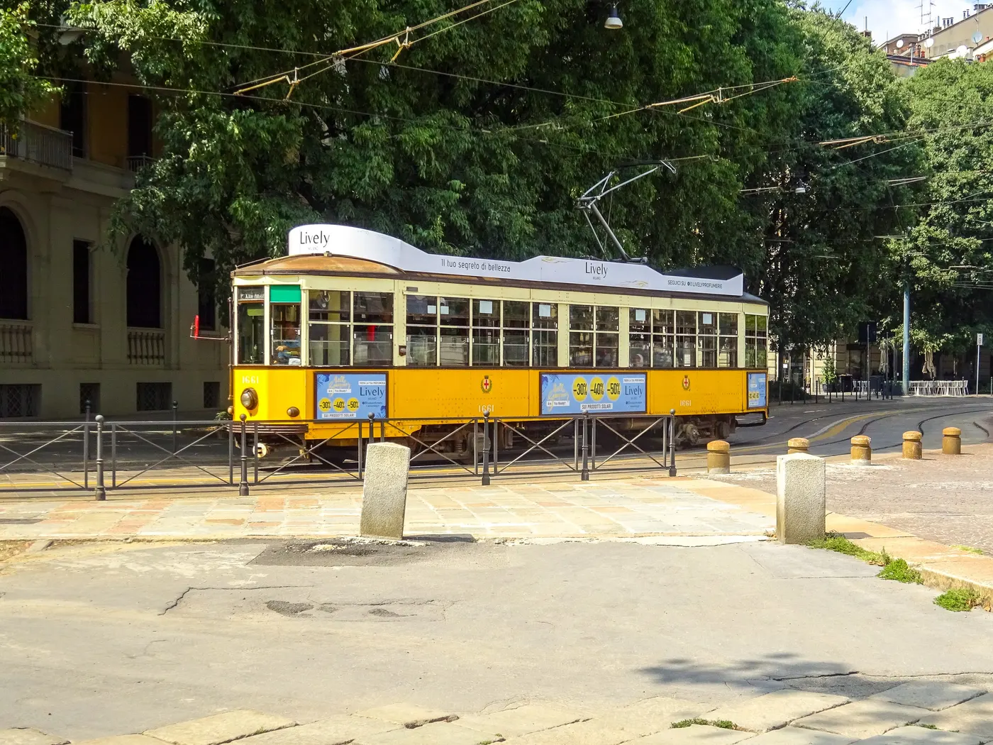 Un tram storico arancione di Milano in strada