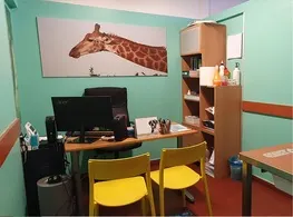 Una sala visite con la giraffa dipinta sulla parete